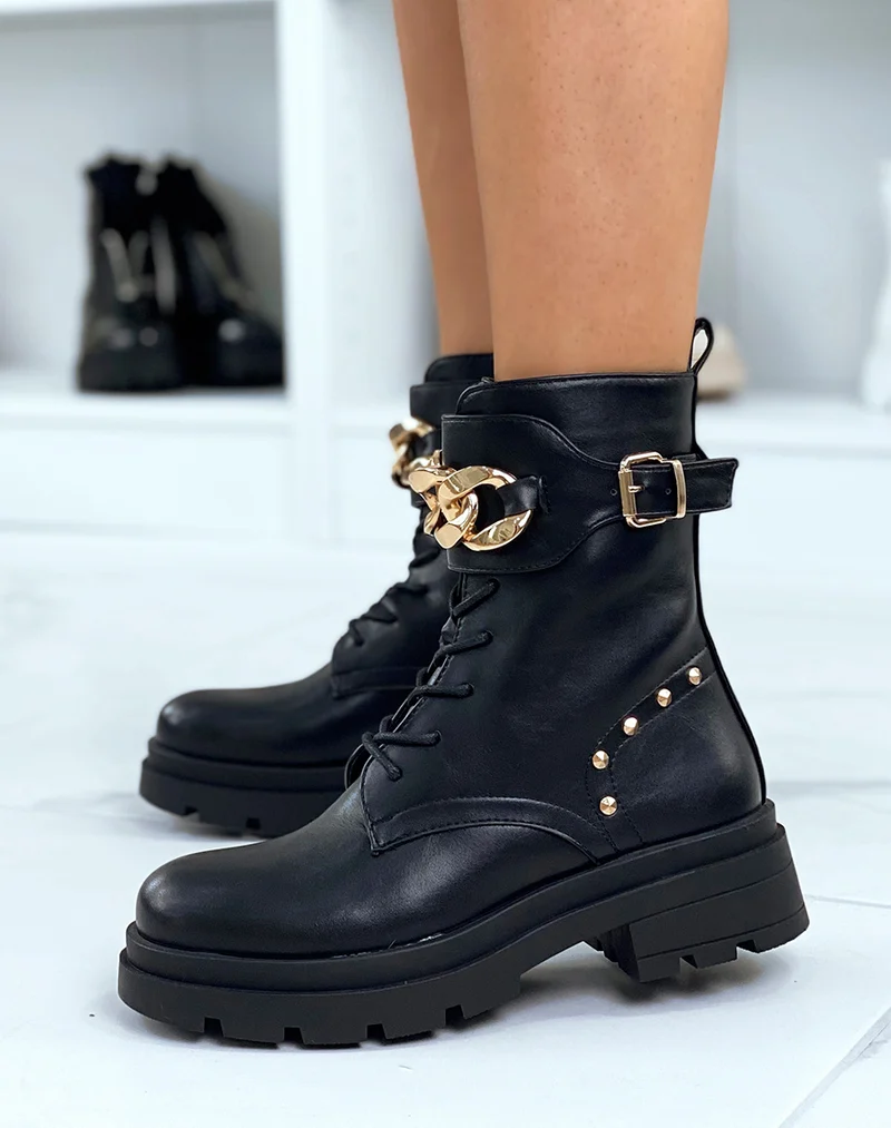 Bottines noires montantes à clous et chaîne dorées