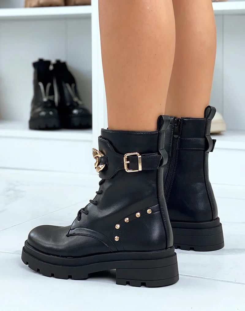 Bottines noires montantes à clous et chaîne dorées