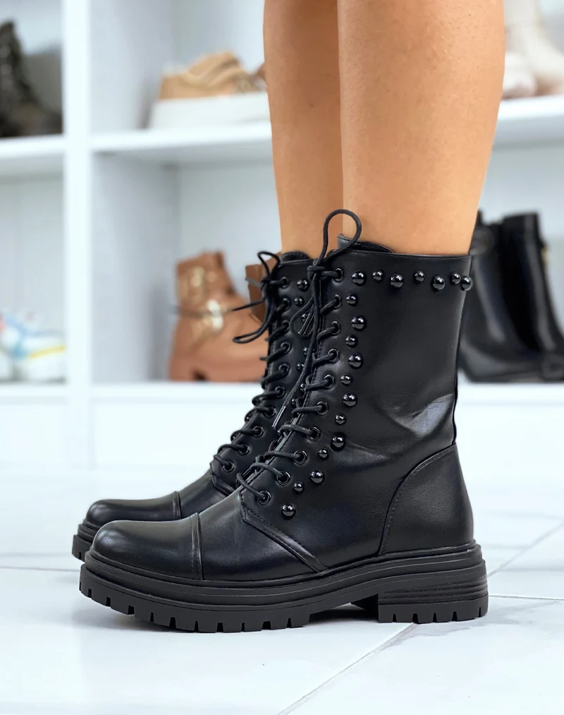 Bottines noires montantes à lacet et perles noires