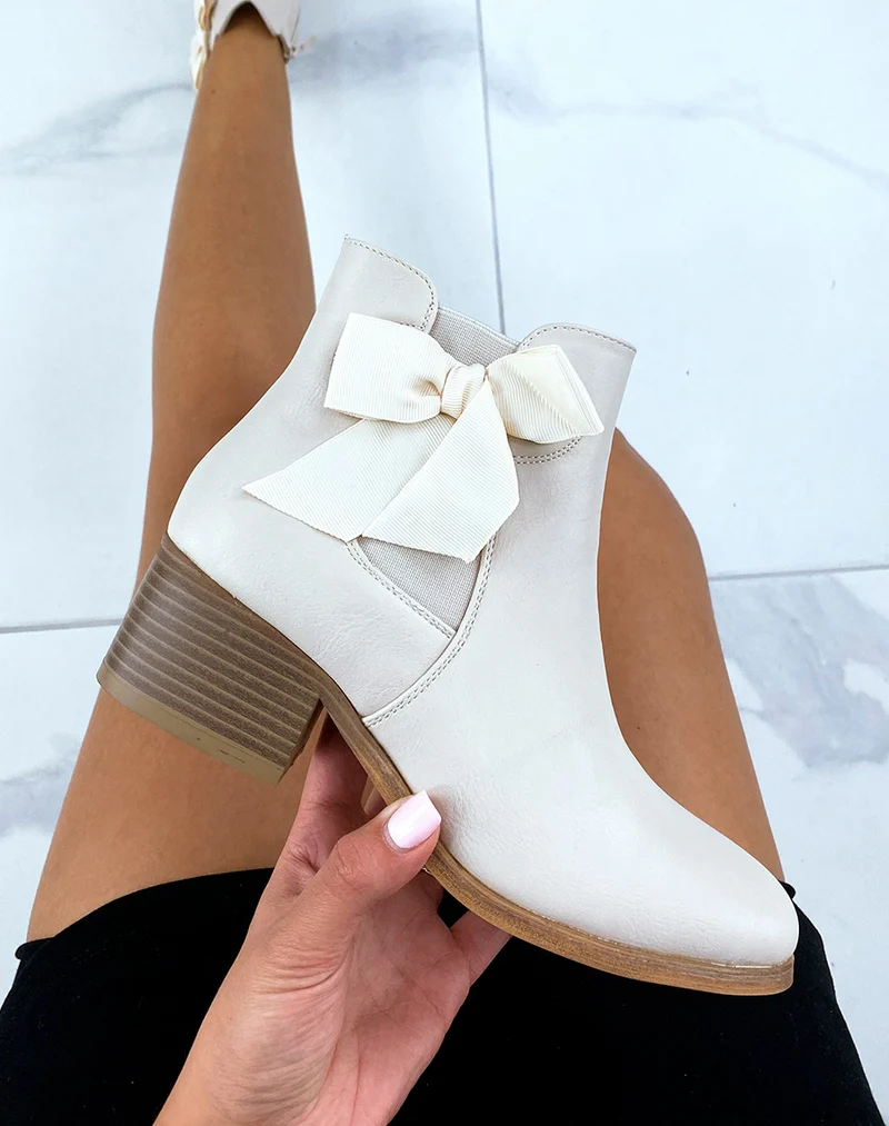 Bottines beiges en similicuir avec noeud intégré