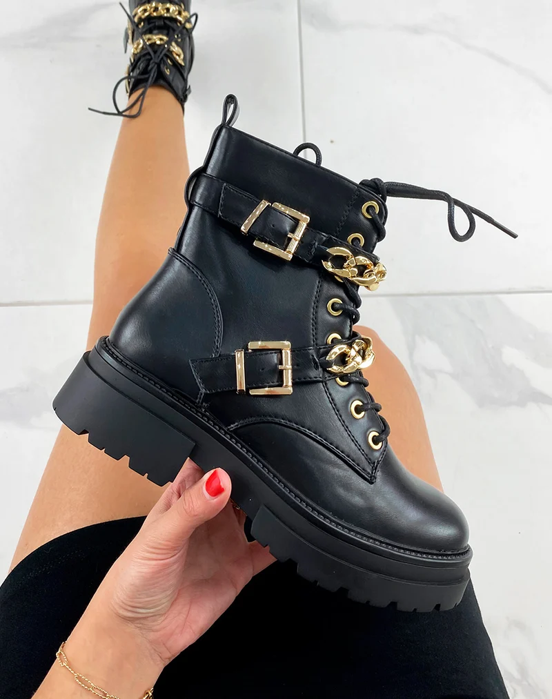 Bottines noires à doubles lanières et chaînes dorées