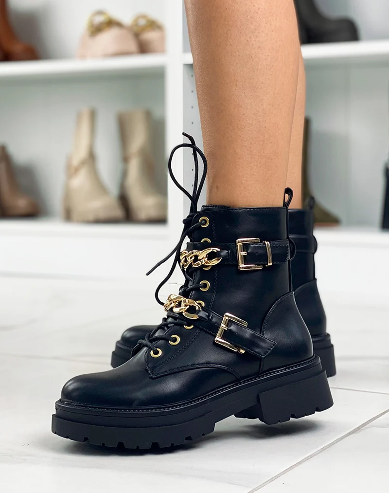 Bottines noires à doubles lanières et chaînes dorées