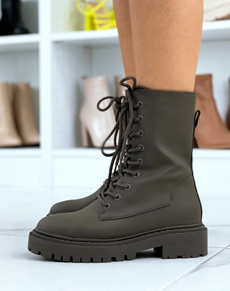 Bottines kaki montantes mattes à lacet et semelle talonnée