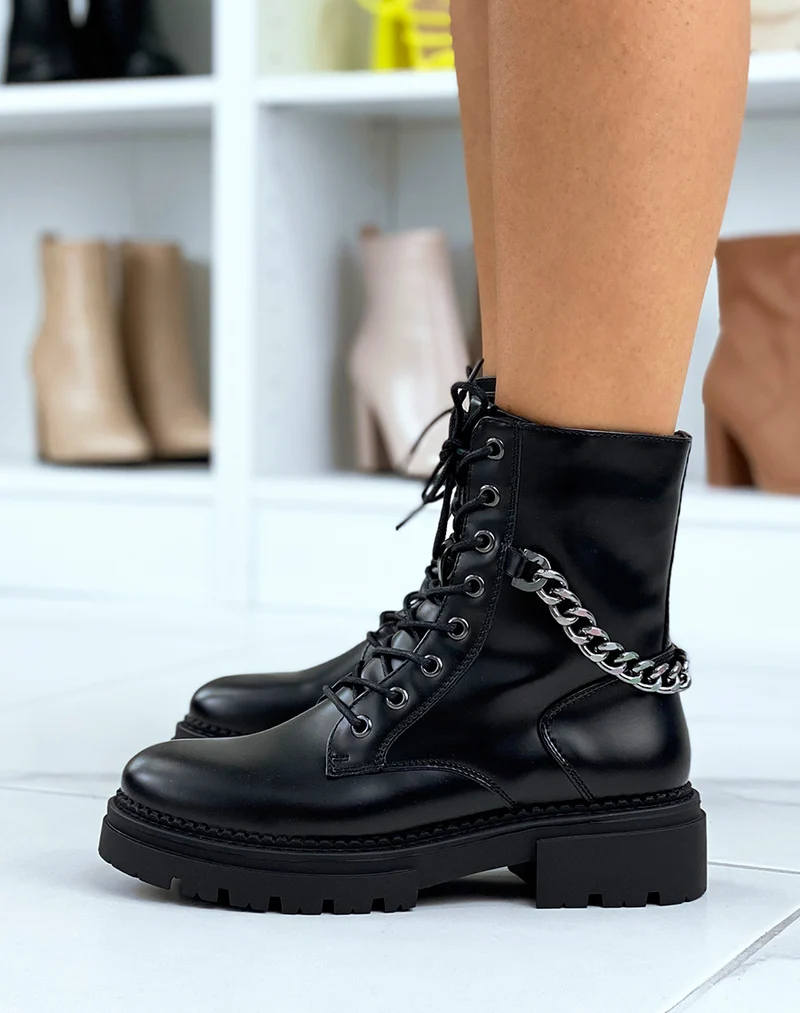Bottines hautes noir mat ornées d’une chaine grise