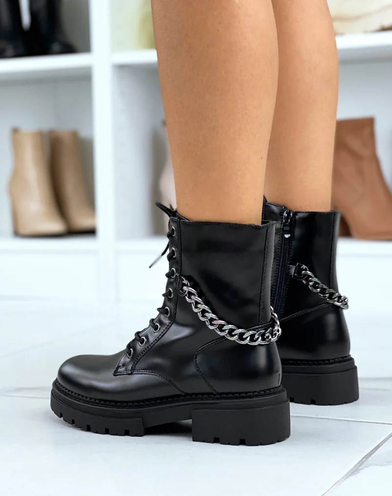 Bottines hautes noir mat ornées d’une chaine grise