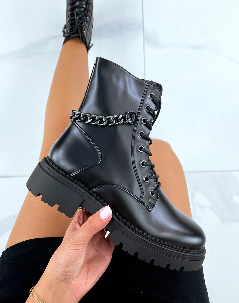 Bottines hautes noir mat ornées d’une chaine grise