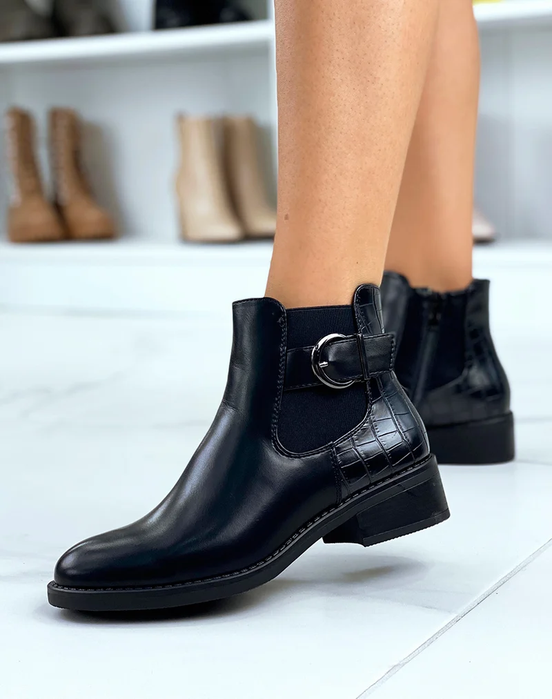 Bottines basses noires effet croco ornées d’une bride