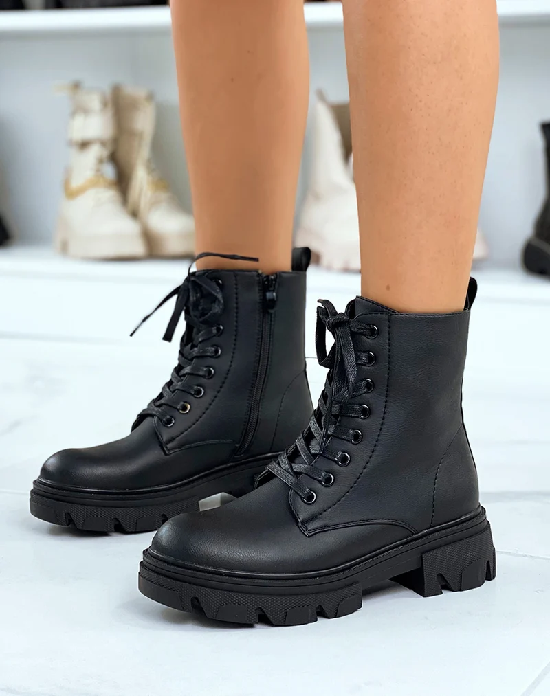 Bottines noires montantes à lacets et semelle crantée