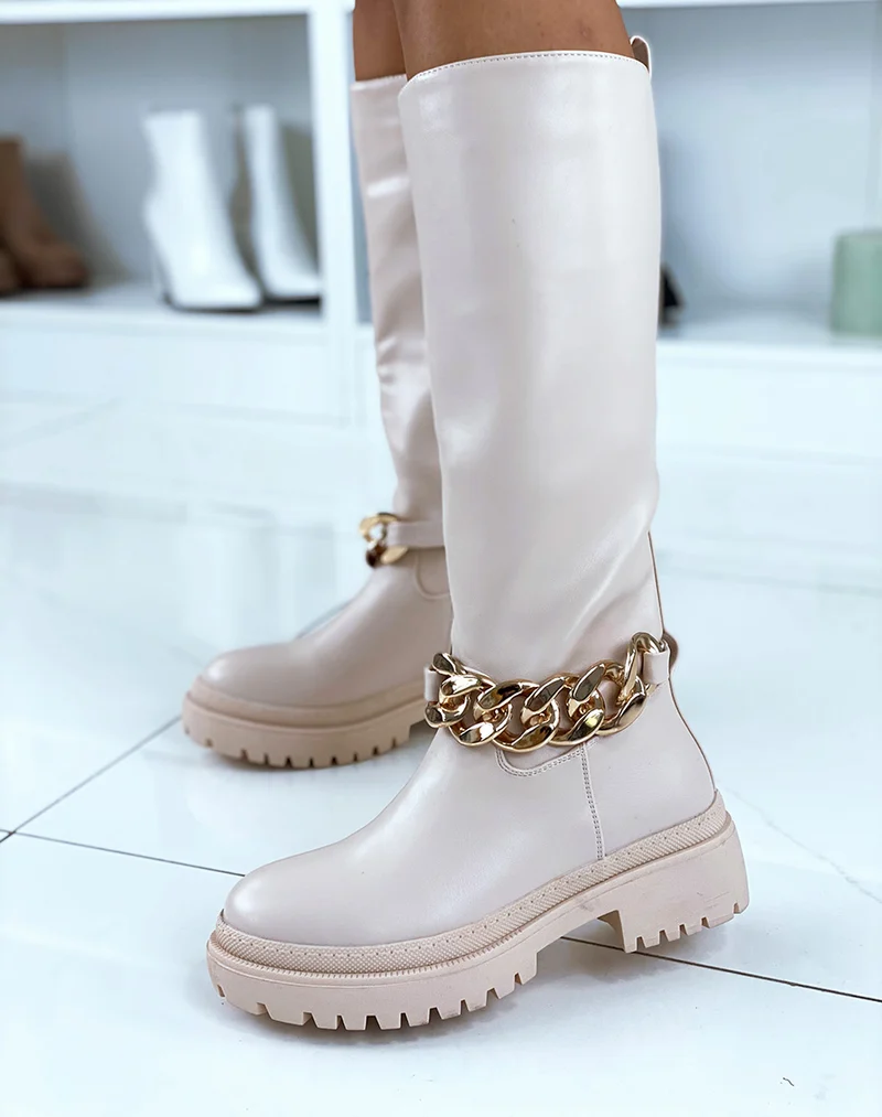 Bottes hautes beiges ornées d’une chaîne dorée