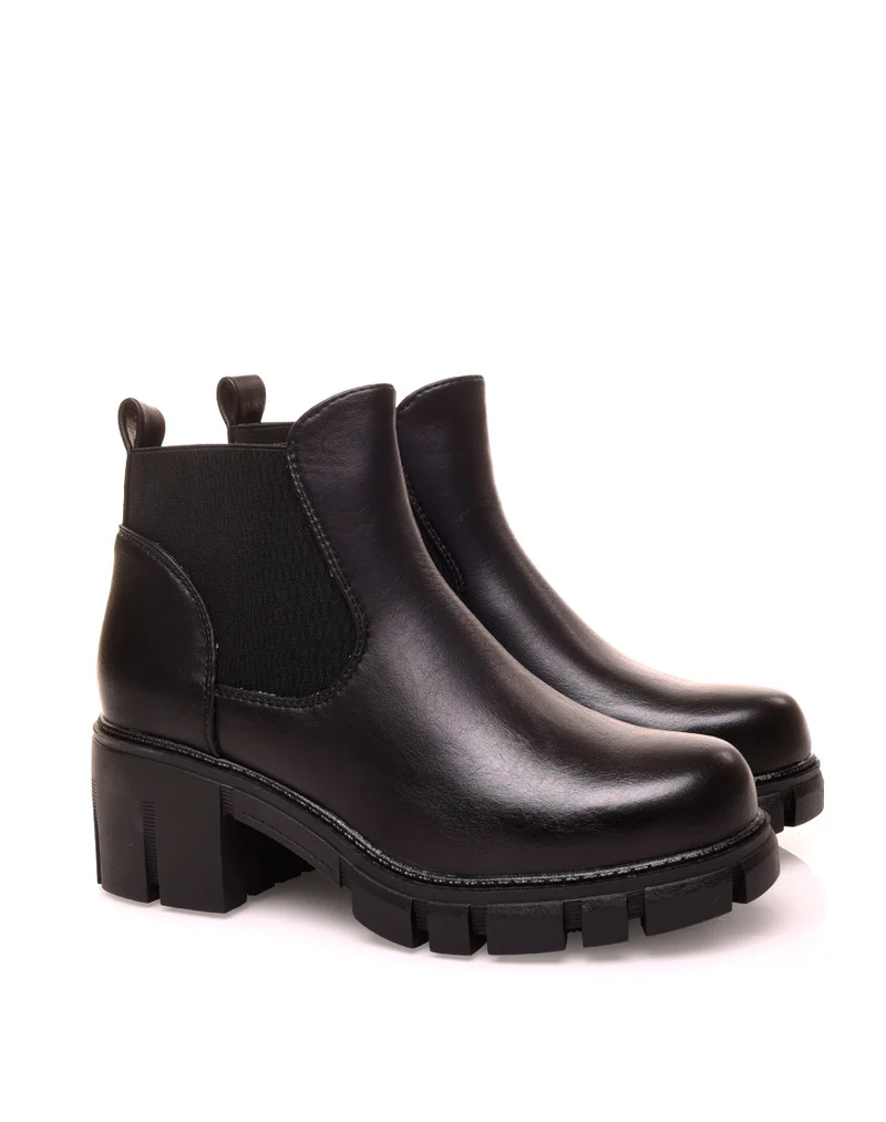 Bottine noire à talon épais