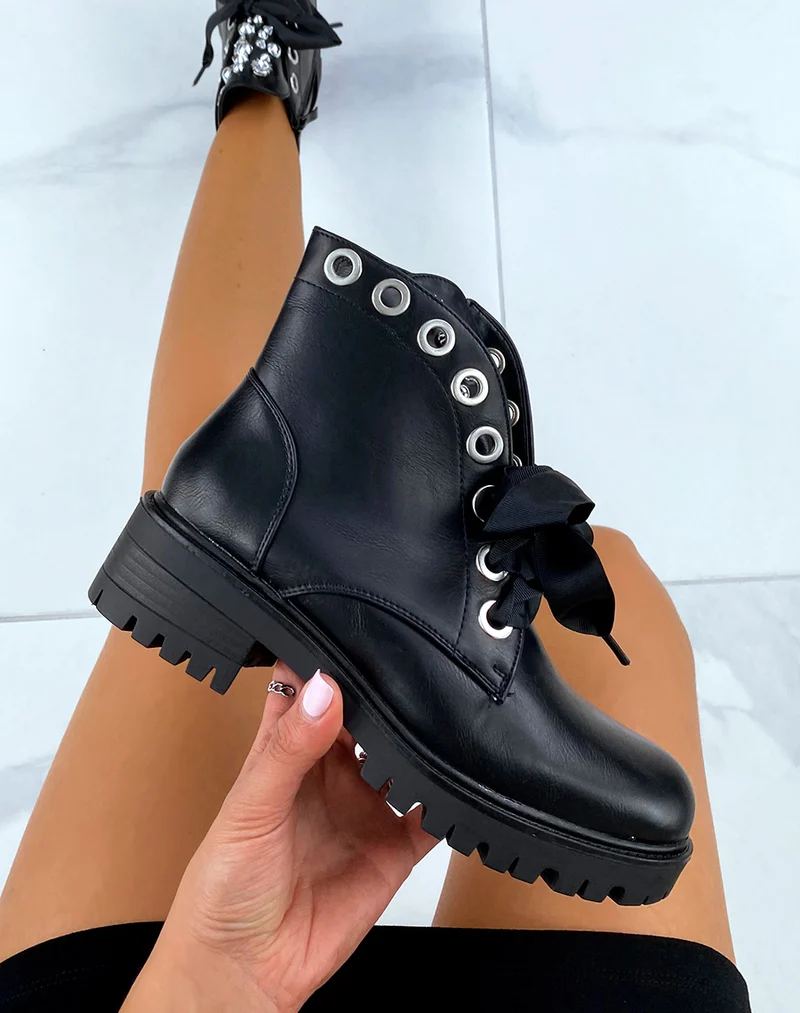 Bottines basses noires cloutées