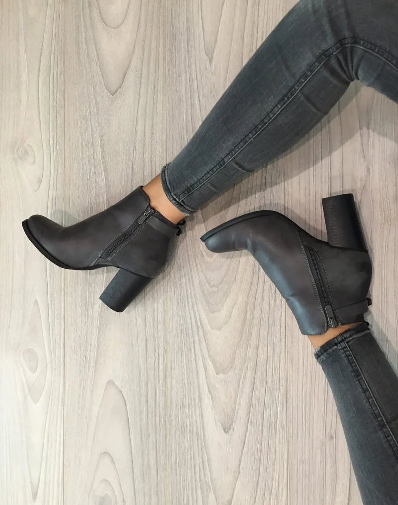 Bottines à talons grises bi matières avec sangle