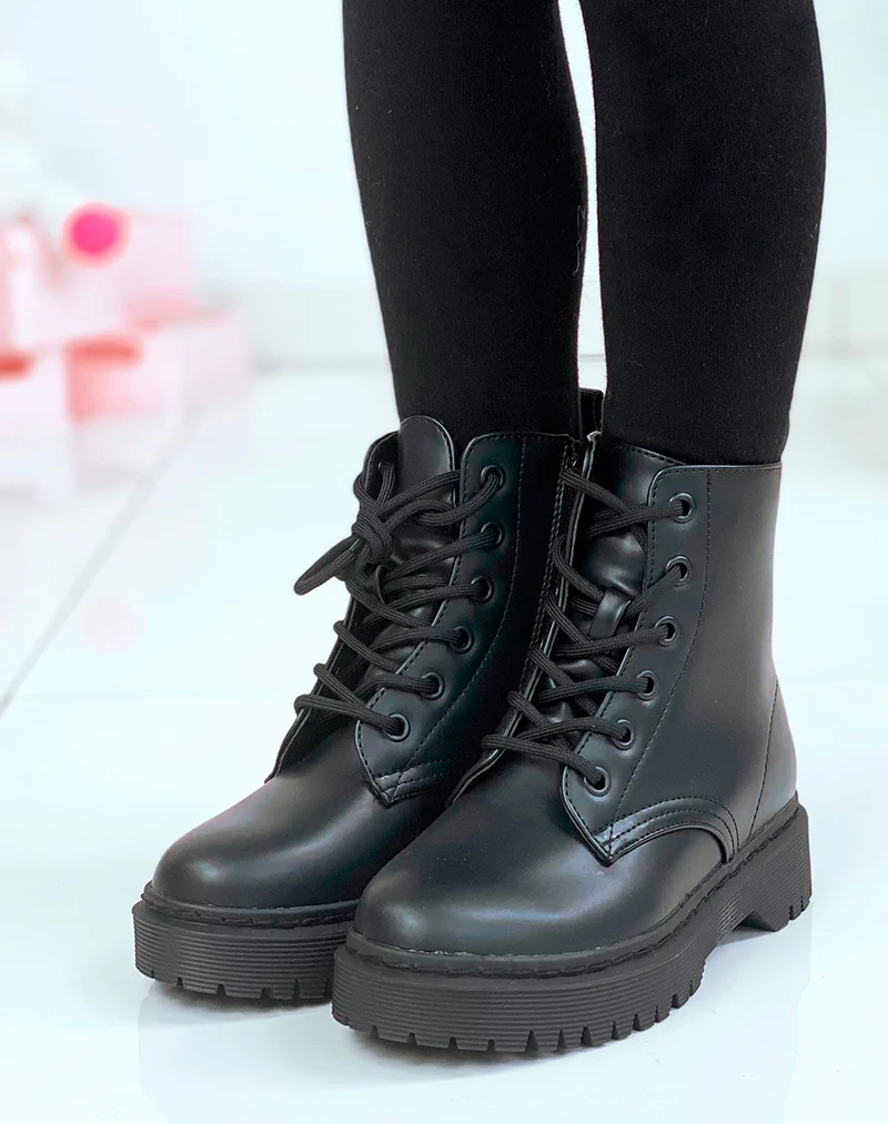 Bottines noires à lacets effet mat