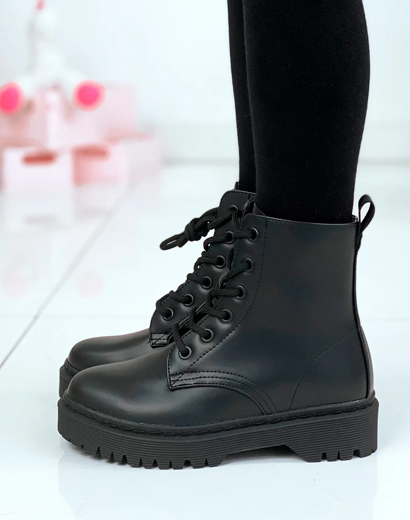 Bottines noires à lacets effet mat