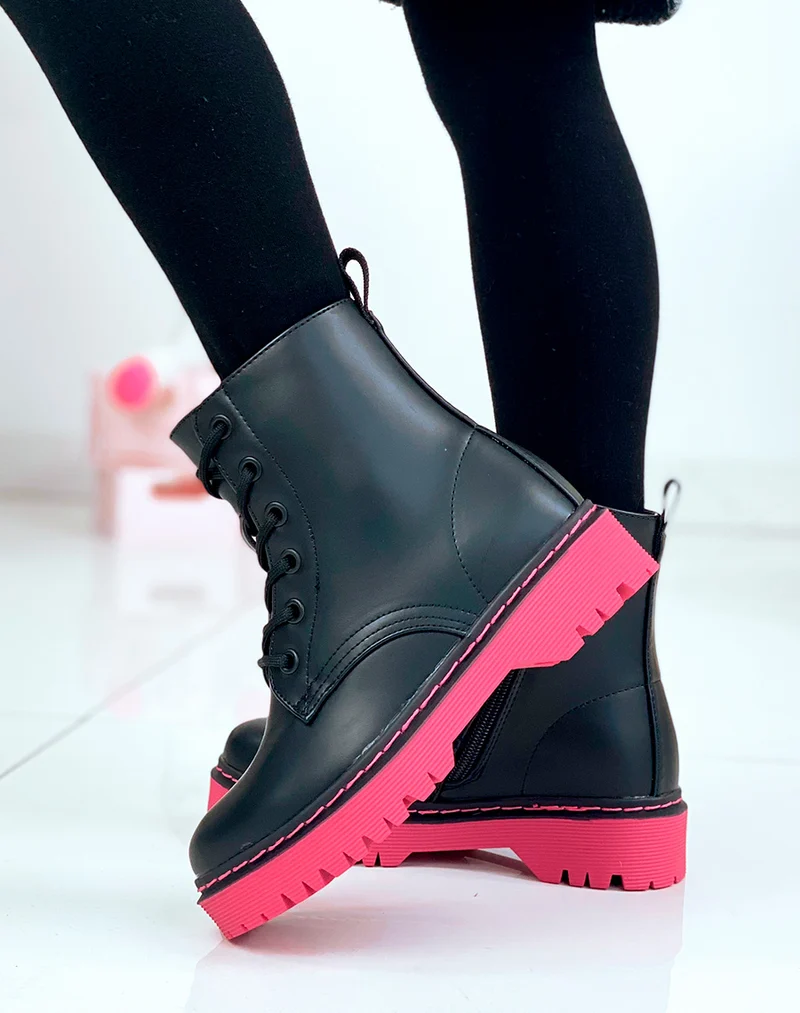 Bottines noires à lacets et semelle rose