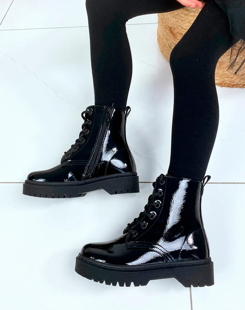 Bottines noires effet miroir à lacets