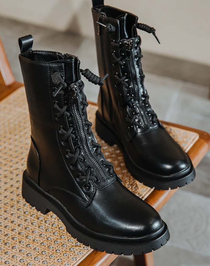 Bottines noires montantes à lacets et à zip avant