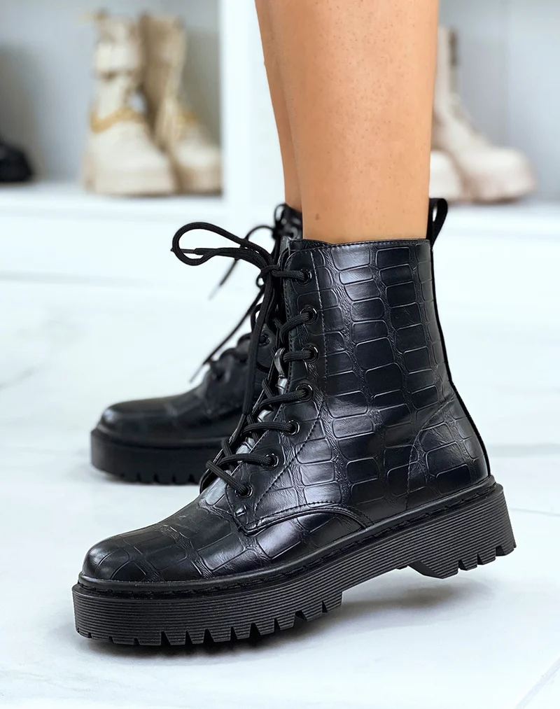 Bottines noires montantes effet croco à lacets