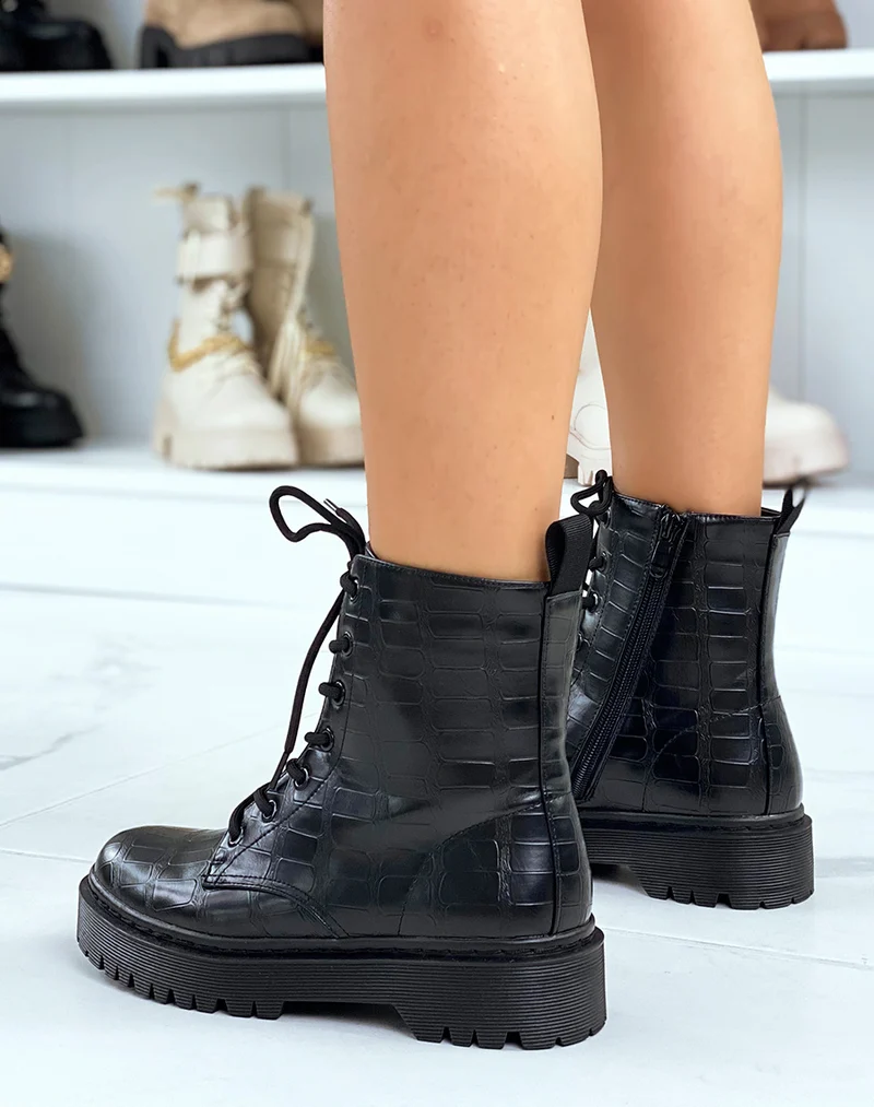 Bottines noires montantes effet croco à lacets
