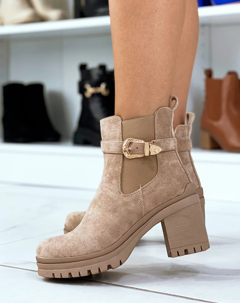 Bottines beiges à talons effet daim à élastique et sangle ornée de détails dorés
