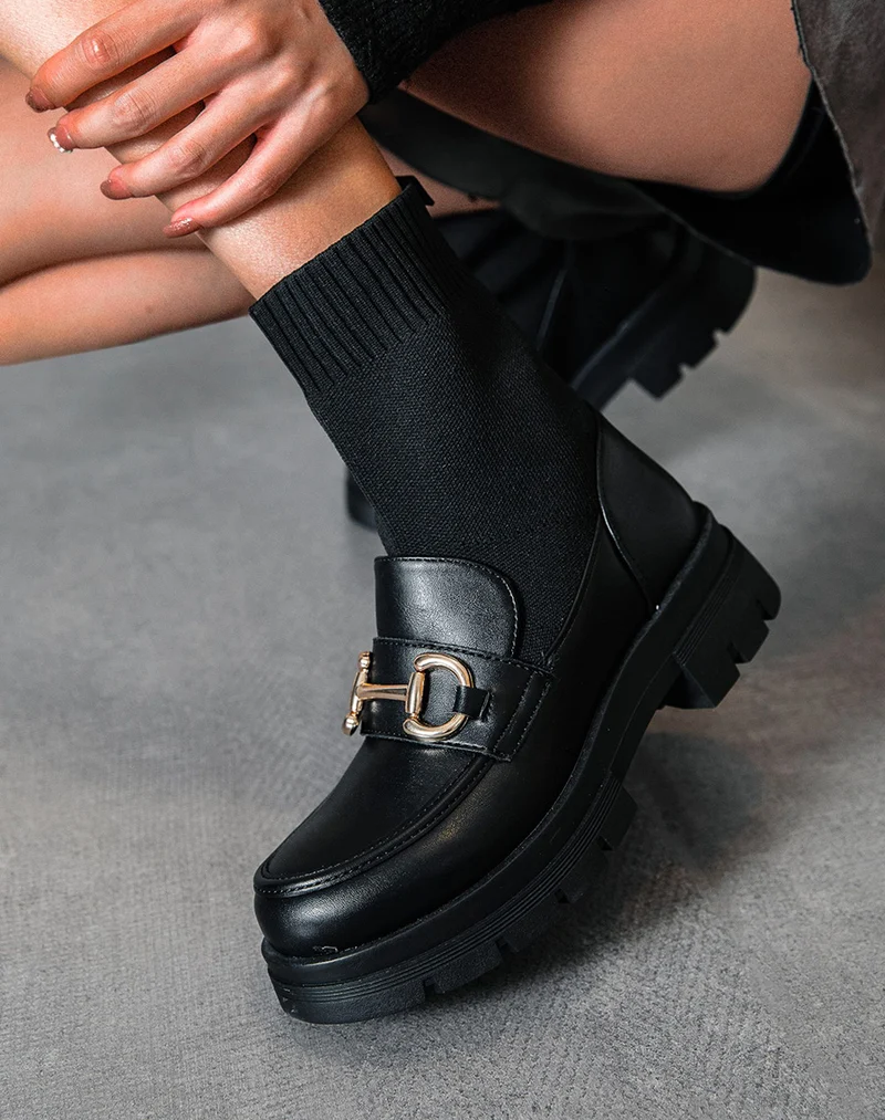 Mocassins noirs à chaussette montante et détail doré
