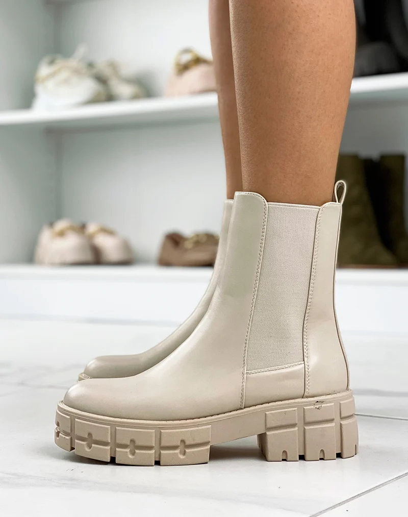 Bottines beiges style chelsea à gros talon cranté