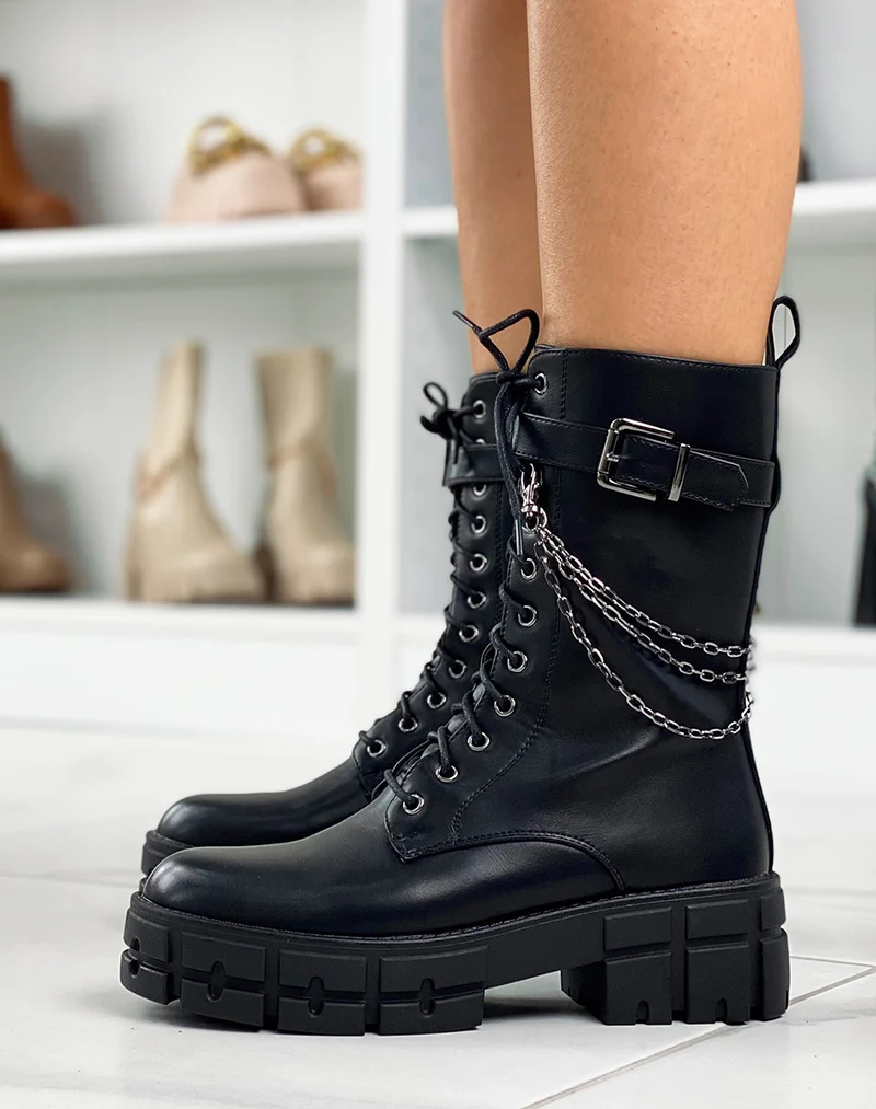 Bottines montantes noires à lanière et triple chaînes anthracites