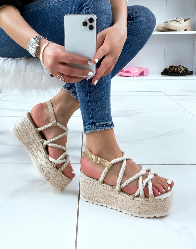 Sandales beiges à lanières style corde et semelle épaisse en toile de jute