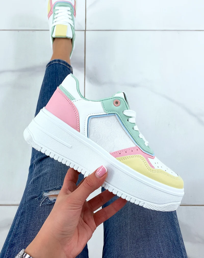 Baskets blanches à empiècements verts roses jaunes et bleus