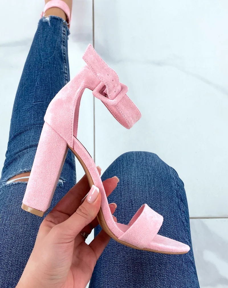 Sandales à talon rose pastel à boucle carré