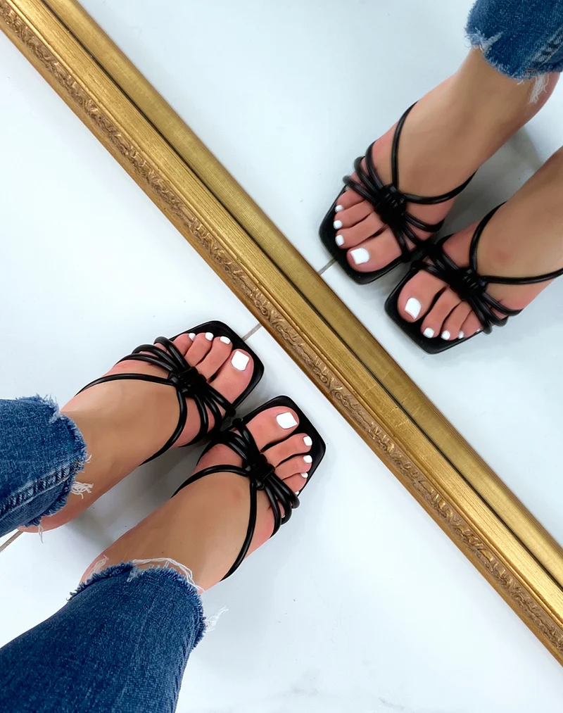 Mules à talons noires à brides entrecroisées