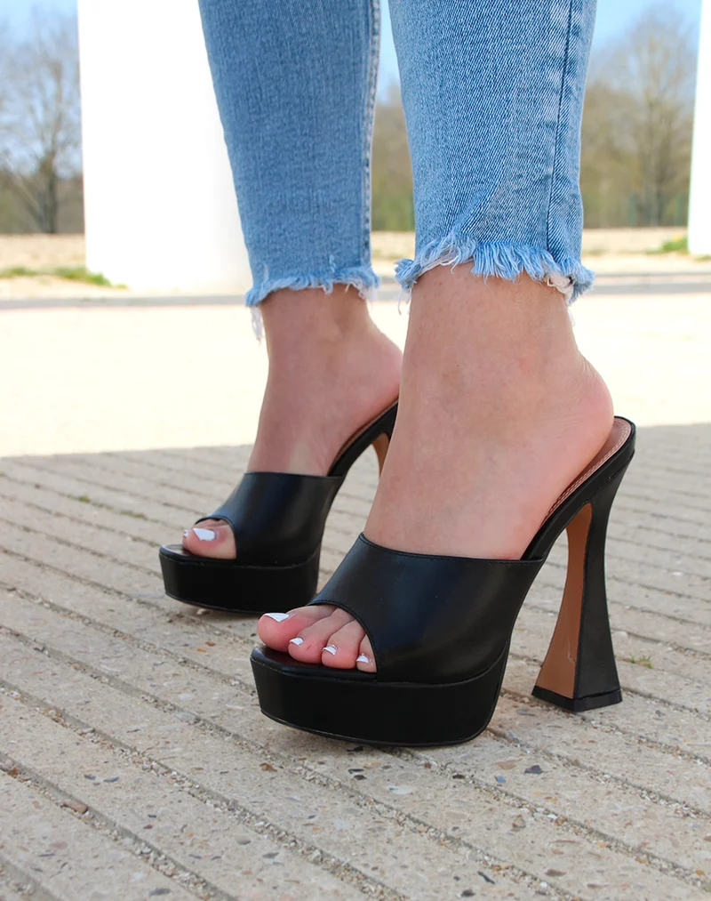 Mules noires à talon biseauté et à plateforme