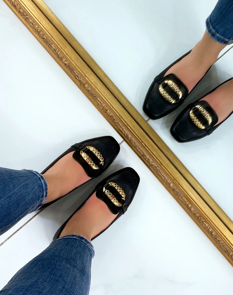 Mocassins noirs à grosse boucle dorée imposante