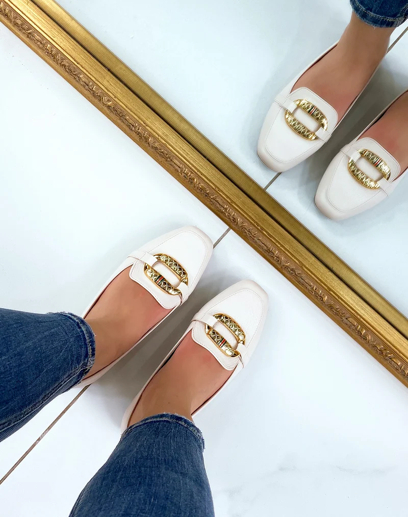 Mocassins beiges à grosse boucle dorée imposante