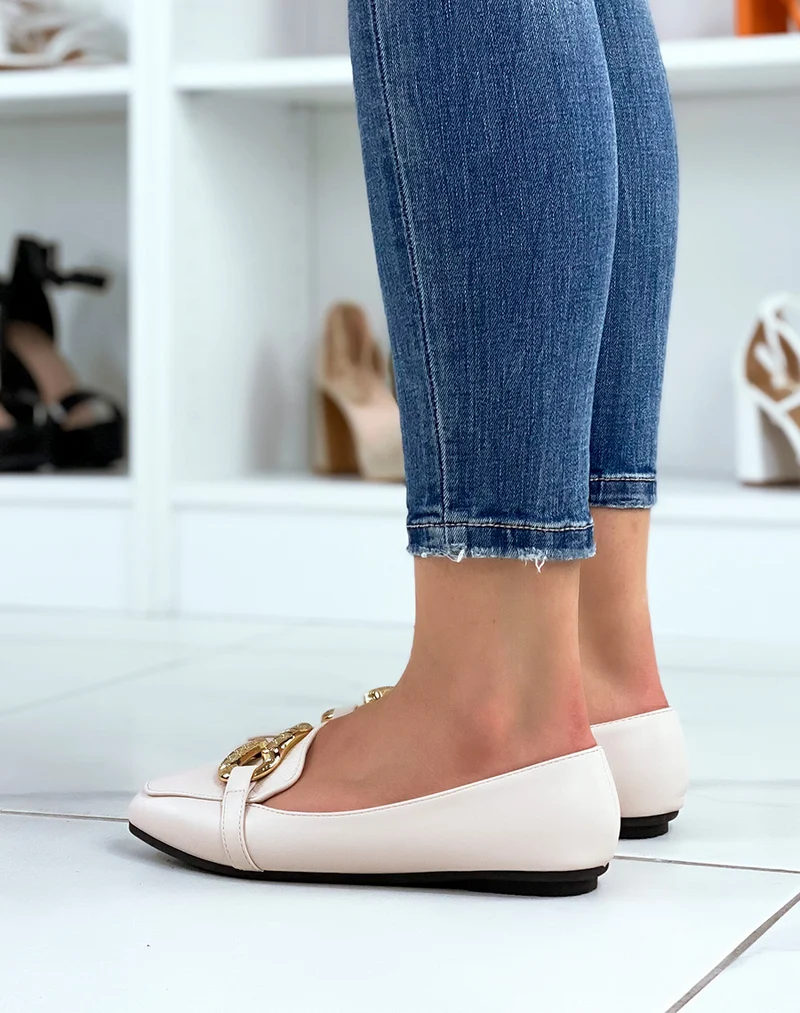 Mocassins beiges à grosse boucle dorée imposante