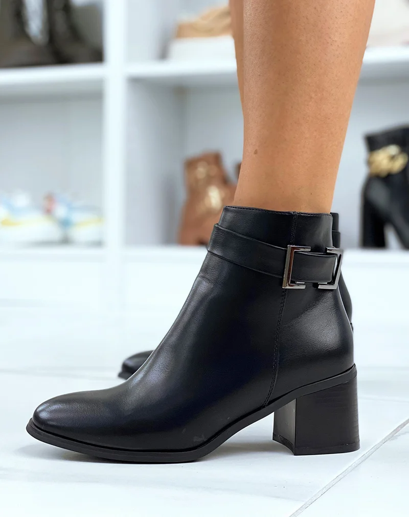Bottines noires à talon et boucle carrée décorative