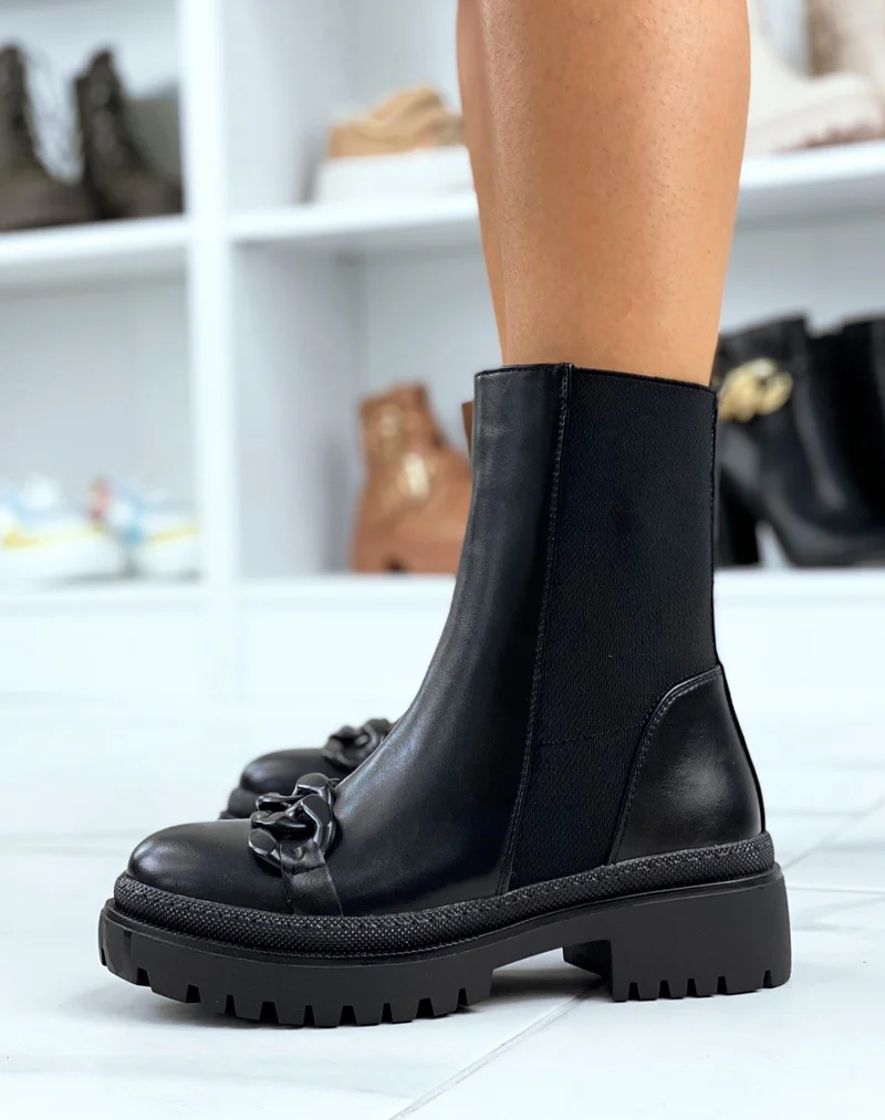 Bottines noires ornées d’une chaîne noire