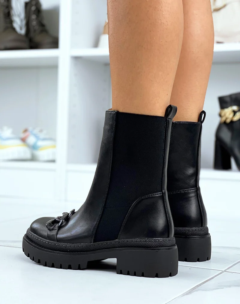Bottines noires ornées d’une chaîne noire