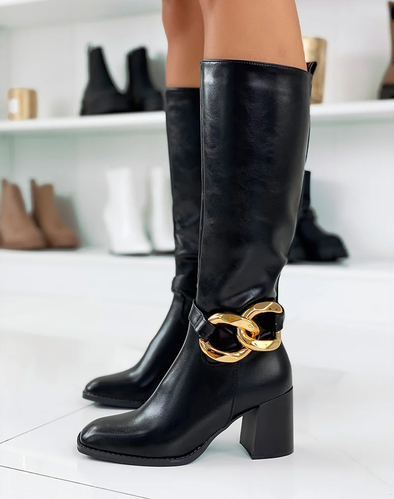 Bottes hautes à talon noires ornées d’une chaîne dorée