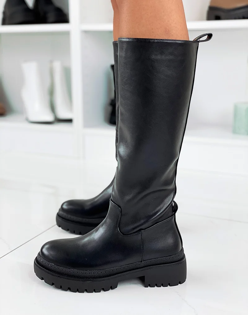 Bottes hautes noires ornées d’une chaîne dorée