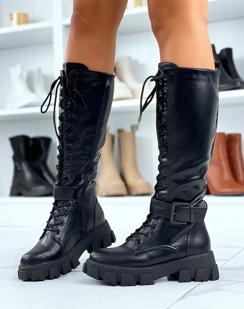Bottes noires lacées à semelles crantées et lanière