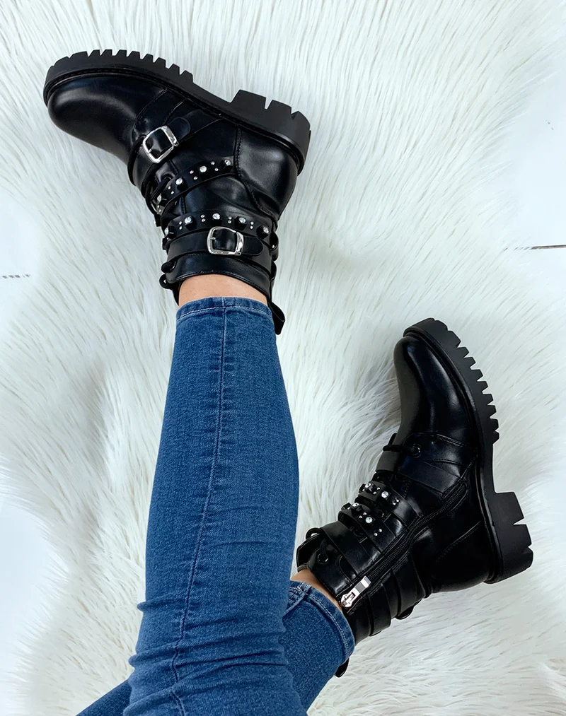 Bottines noires sanglées et cloutées à strass