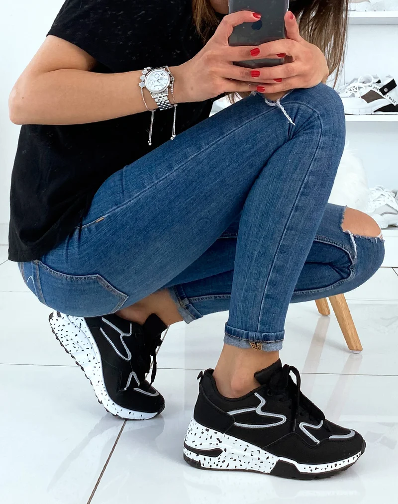 Baskets noires tachetées sur la semelle