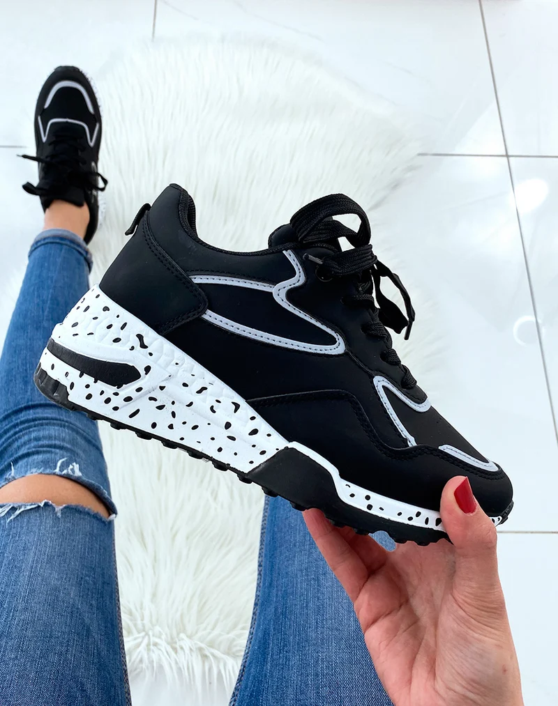 Baskets noires tachetées sur la semelle