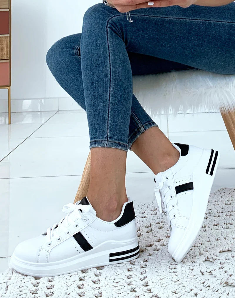 Baskets noires et blanches