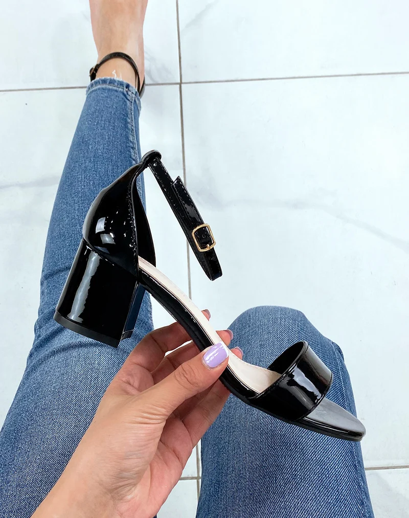Sandales noires vernies à petits talons carrés