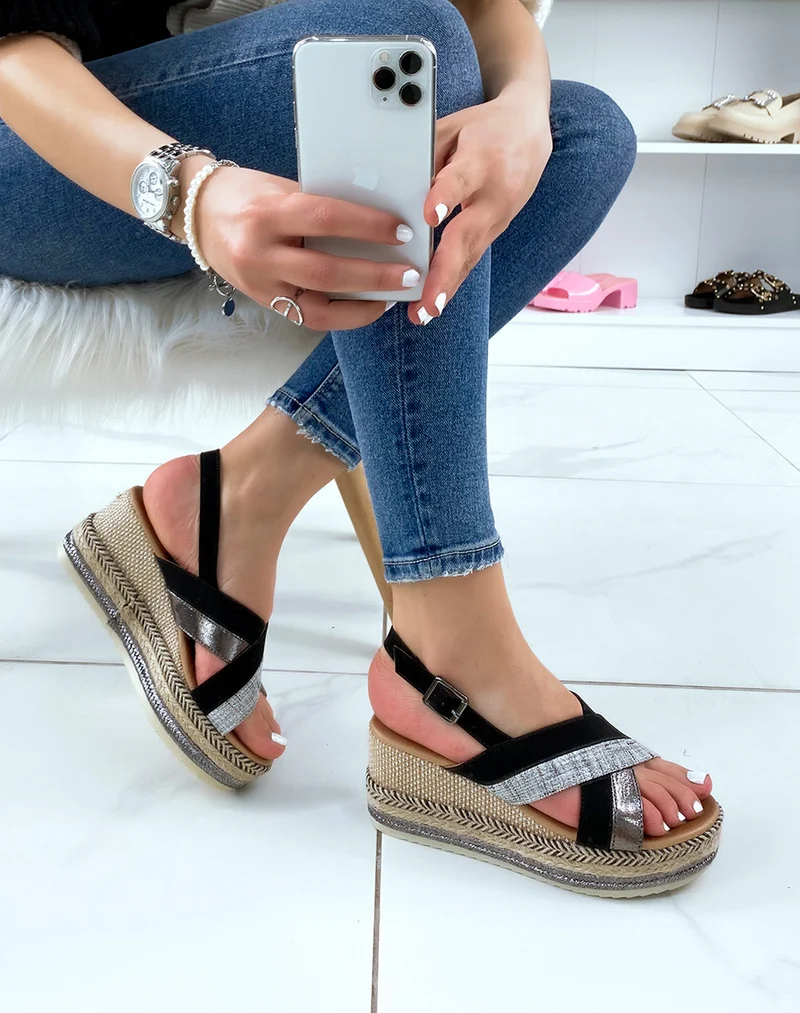 Sandales compensées noires à brides croisées en tweed et semelle décorée