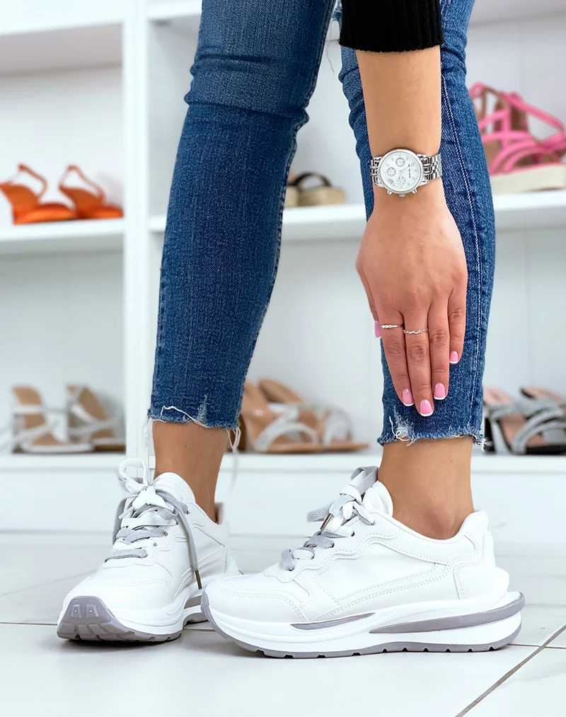 Basket blanches à multiples empiècements gris et blancs à grosse semelle