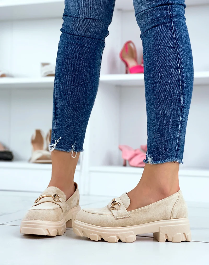 Mocassins en suédine beige à semelle épaisse et crantée