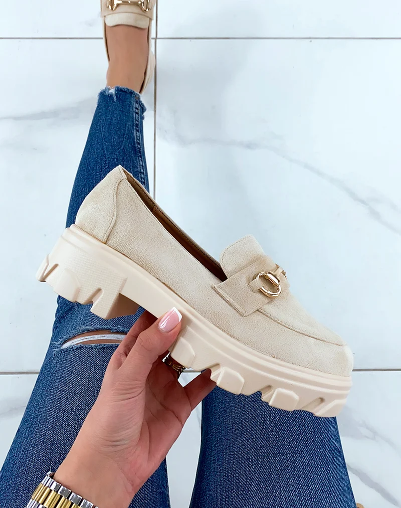 Mocassins en suédine beige à semelle épaisse et crantée